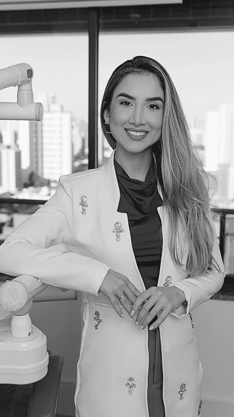 Brenda Farias, criadora da Planilha do Dentista, em pé em seu consultório